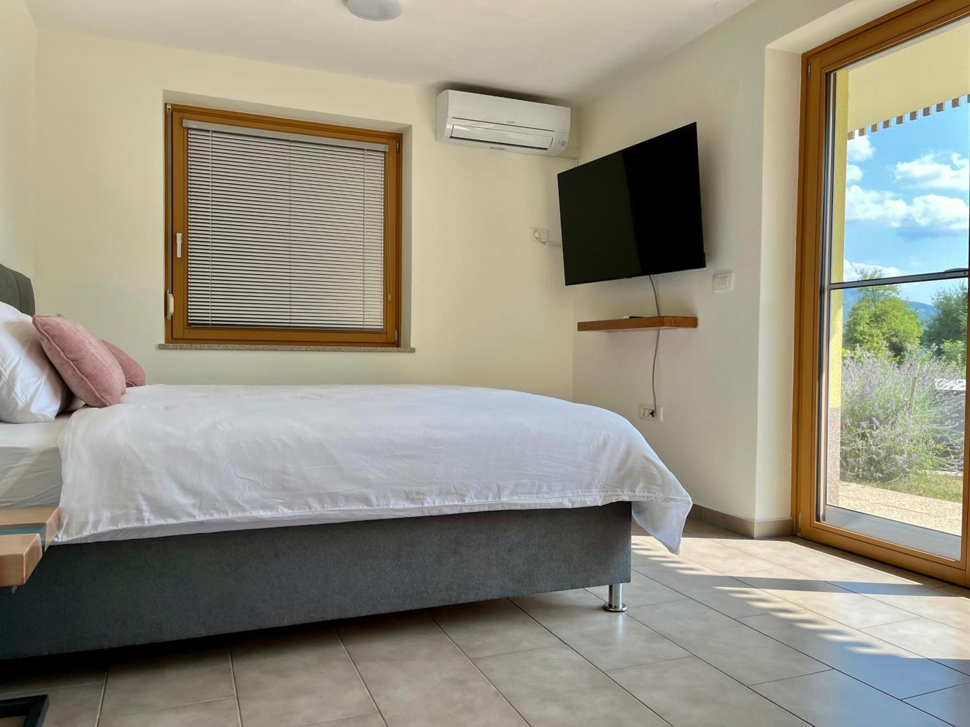 Cozy & Chic - Apartment With A Private Patio Кобарид Экстерьер фото