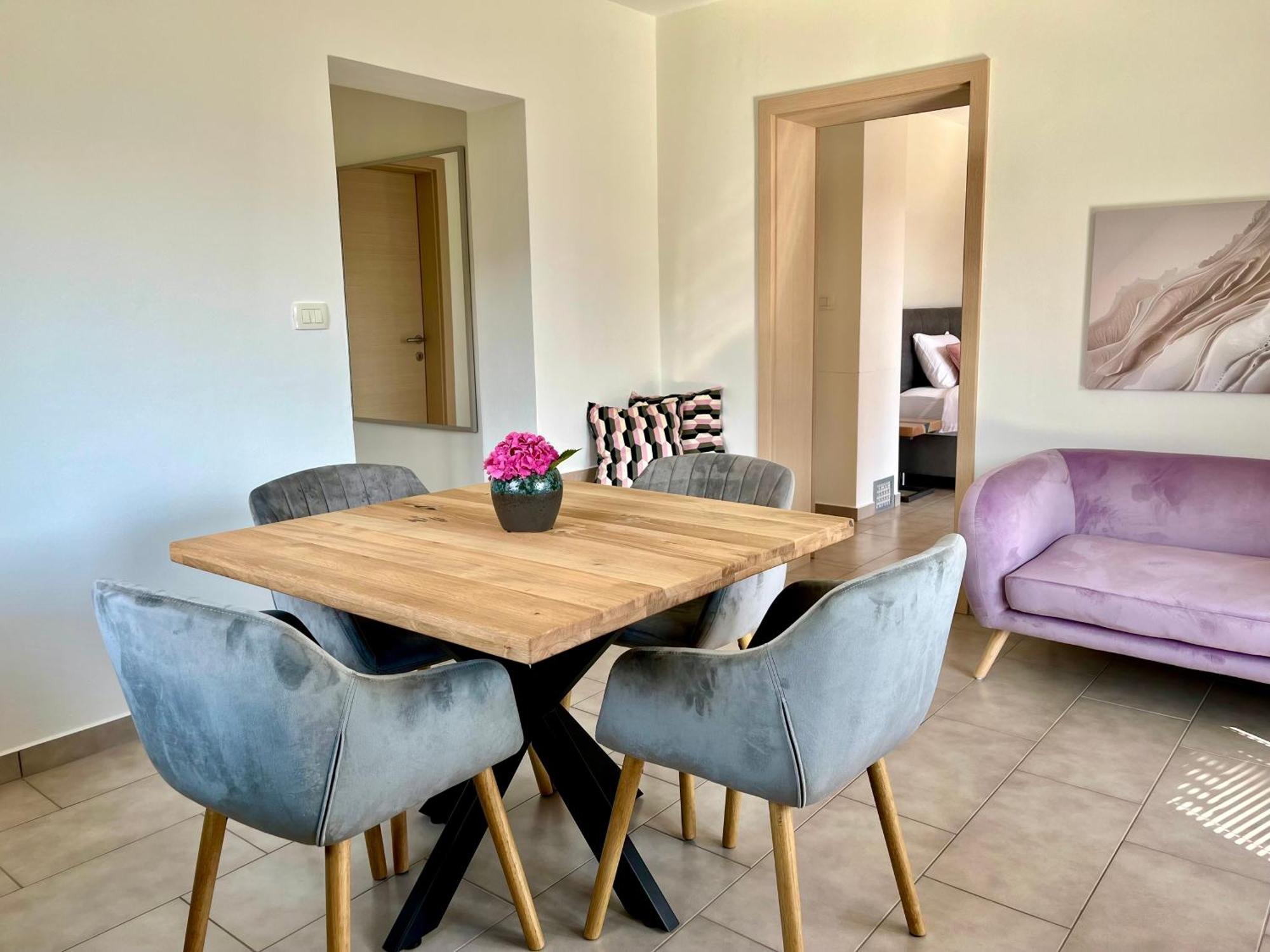 Cozy & Chic - Apartment With A Private Patio Кобарид Экстерьер фото